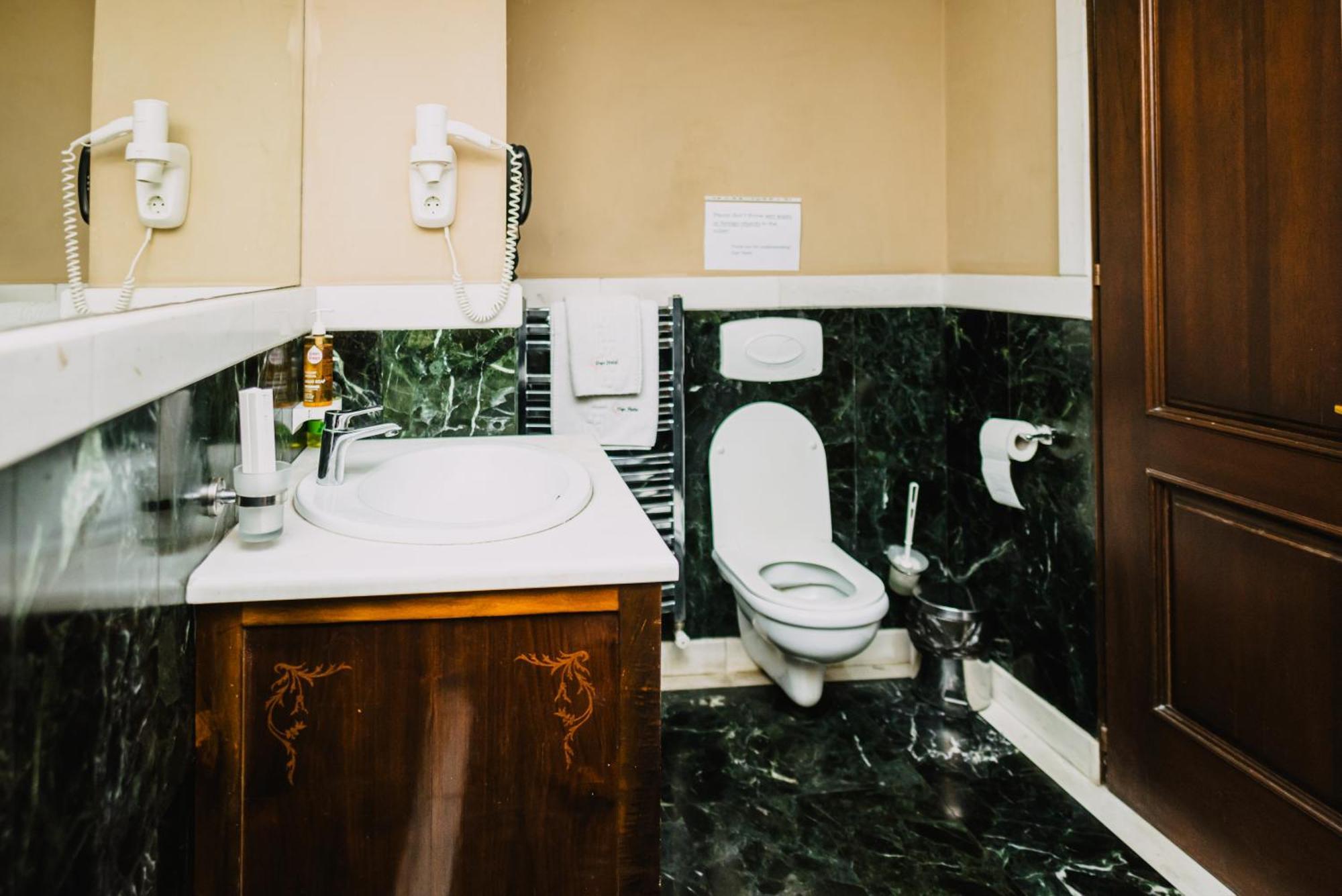 Vigo Hotel Плоещ Екстериор снимка