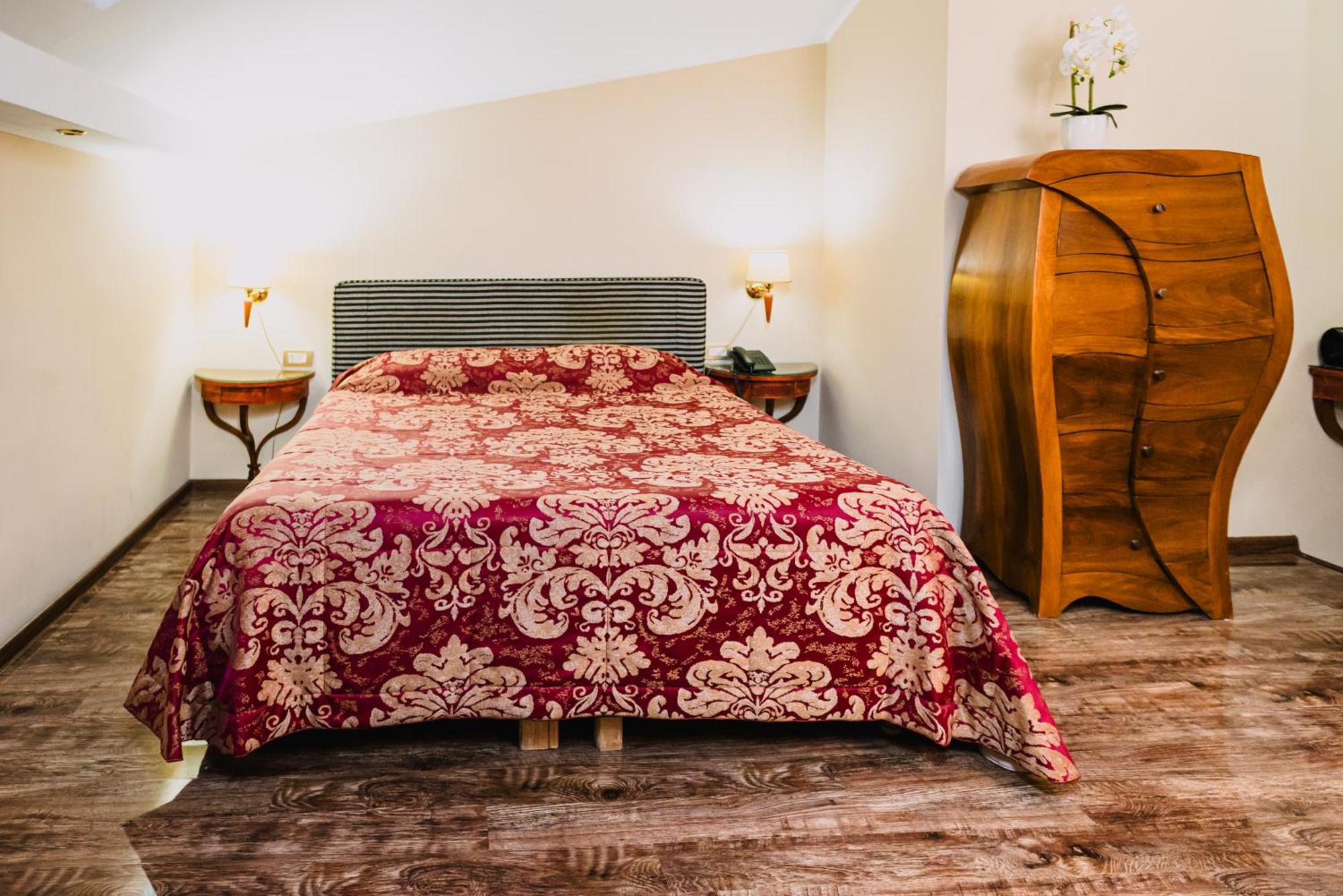 Vigo Hotel Плоещ Екстериор снимка