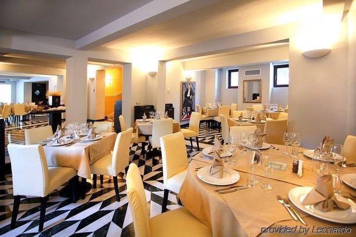 Vigo Hotel Плоещ Ресторант снимка